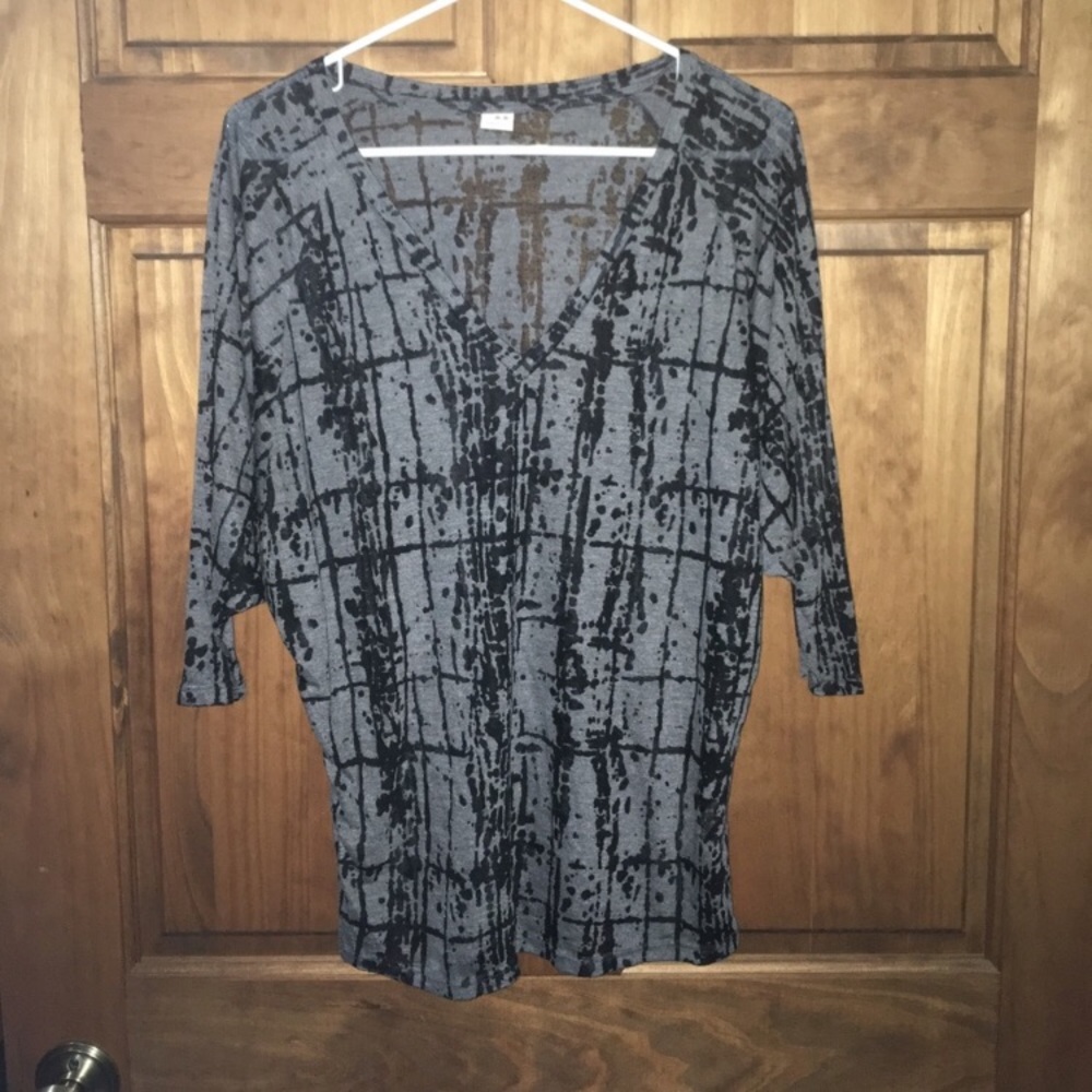 Three dots black and gray top size small!